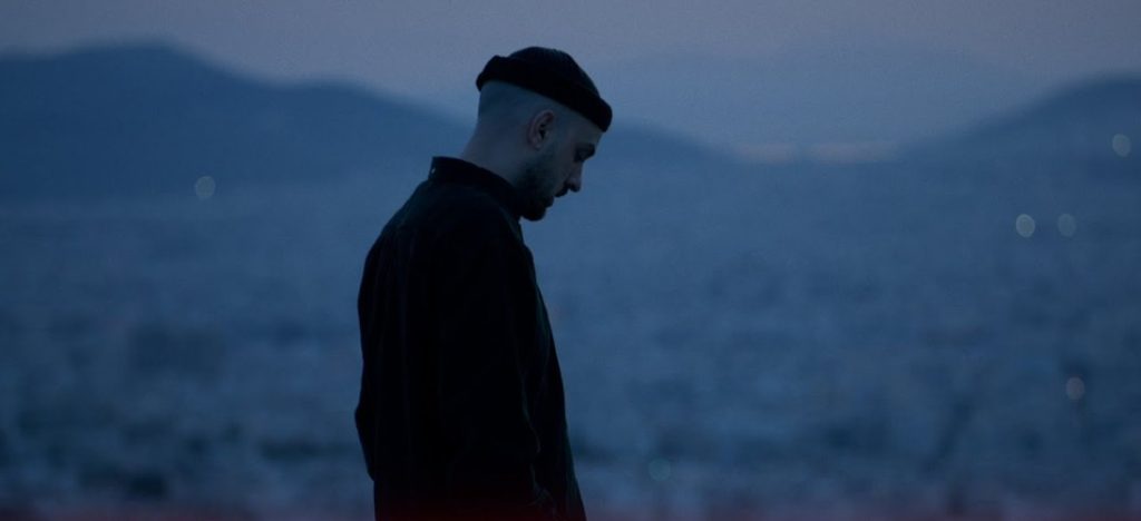 Ο APON παρουσιάζει σε music video τη νέα του επιτυχία «Καθρέφτης».