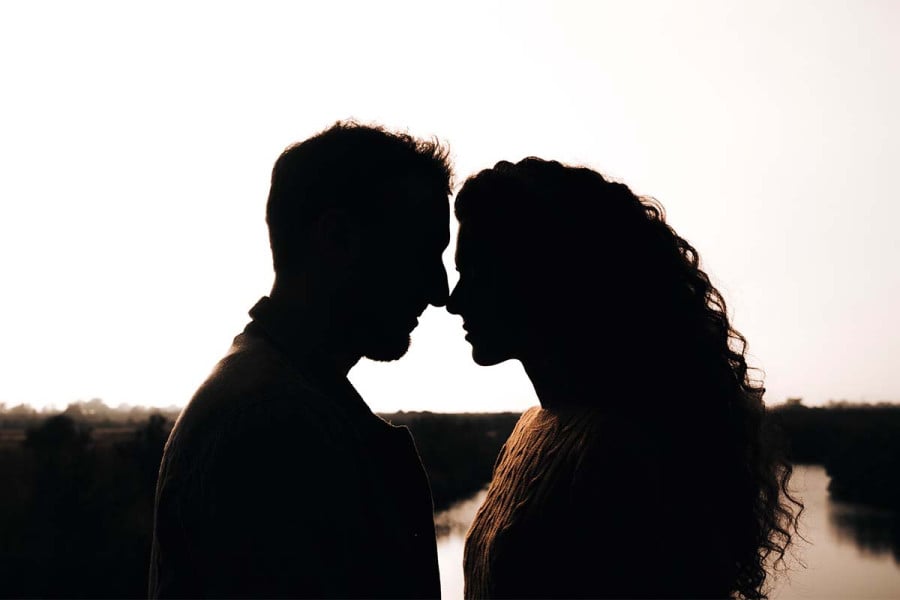 Πώς να κρατήσουμε την αγάπη ζωντανή όταν ο σύντροφός μας «καίγεται» στη δουλειά 