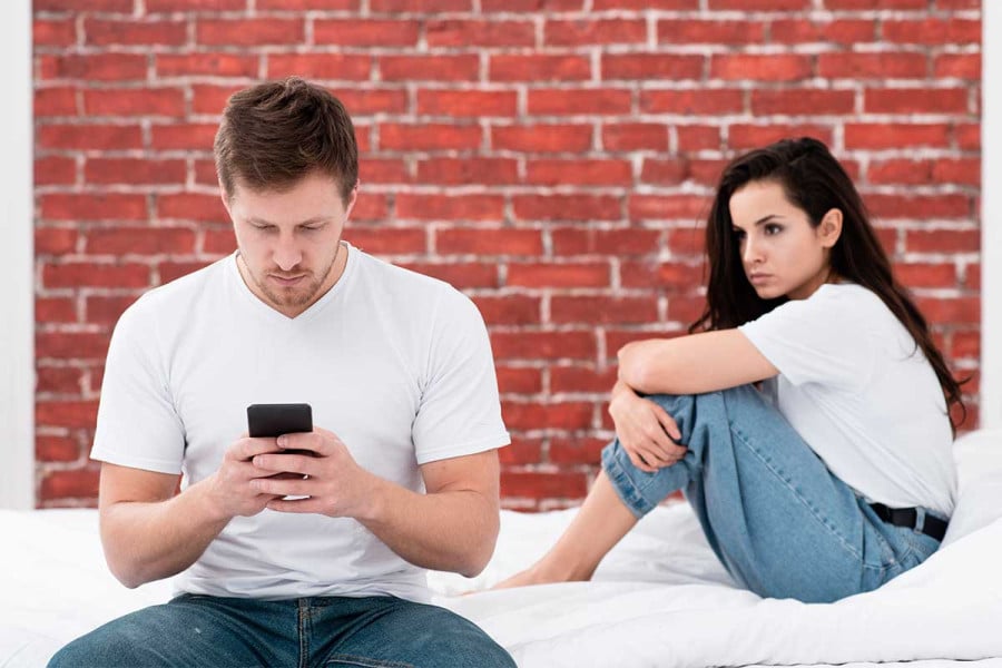 Τι είναι το «phubbing» που καταστρέφει τις σχέσεις μας - Πώς μπορούμε να το σταματήσουμε 