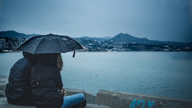 Εποχή και ψυχολογία: Γιατί αλλάζει η διάθεσή μας ανάλογα τον καιρό; 