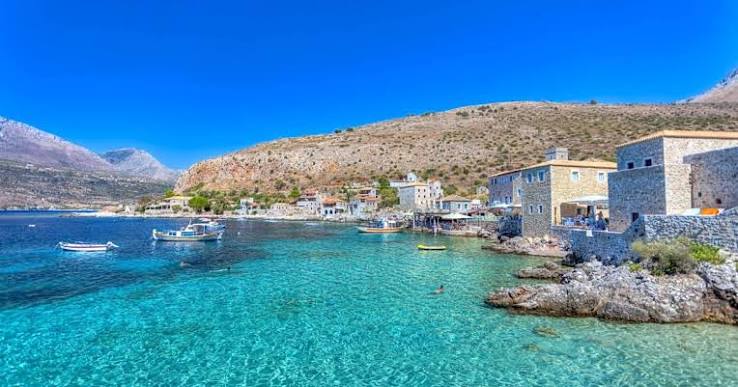 Το παραθαλάσσιο χωριό της Πελοποννήσου που έγινε διεθνές trend