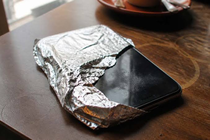 Αυτοί είναι οι λόγοι που κάποιοι τυλίγουν το smartphone τους με αλουμινόχαρτο 