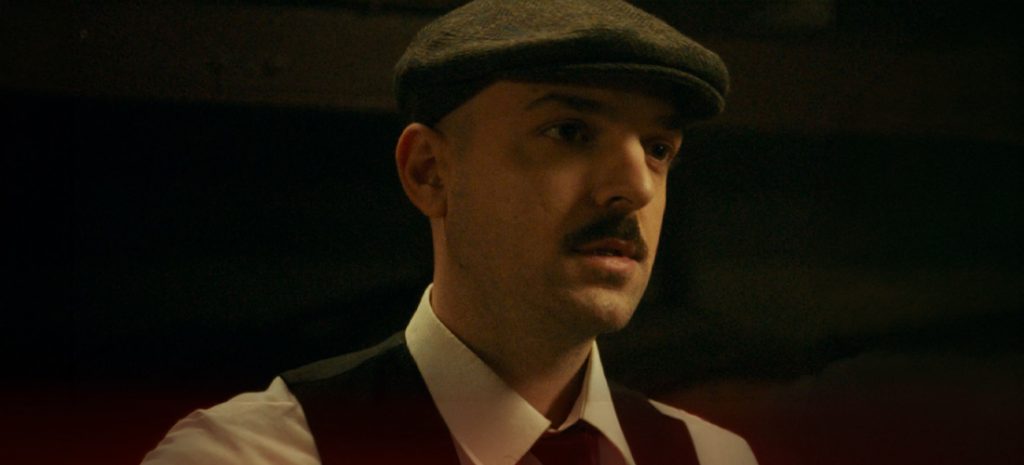 APON η νέα του επιτυχία «Ρεμπέτικο» μέσα από ένα κινηματογραφικό ταξίδι στο χρόνο.