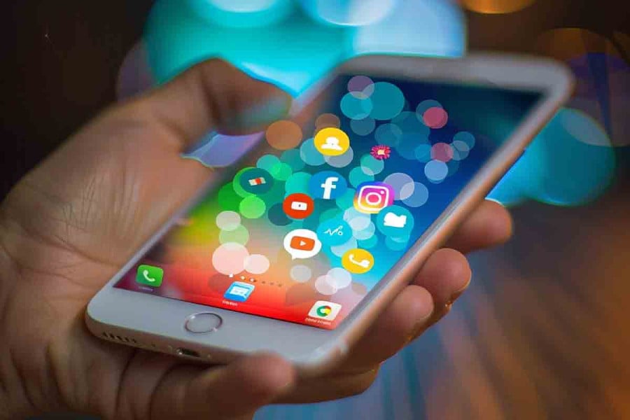 Τι δείχνει για την ψυχική μας υγεία η ώρα που ποστάρουμε στα social media