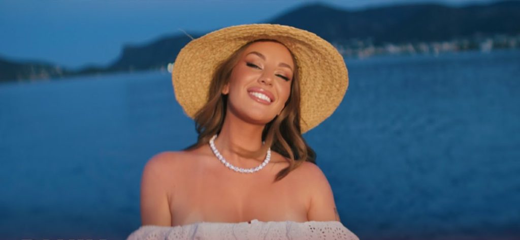 Η Ανδρομάχη παρουσιάζει το νέο single «Καλέ Ποιος Είναι Αυτός;»