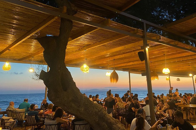 Cabana - Seaside Gastro Bar το πιο hot summer place στην παραλία της Κουρούτα 
