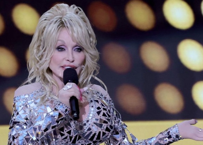 Η Dolly Parton «σφάζει» δύο ύμνους των Queen