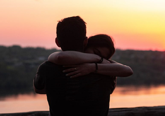 Τέσσερις λόγοι να αγκαλιάζετε το σύντροφο σας πιο συχνά