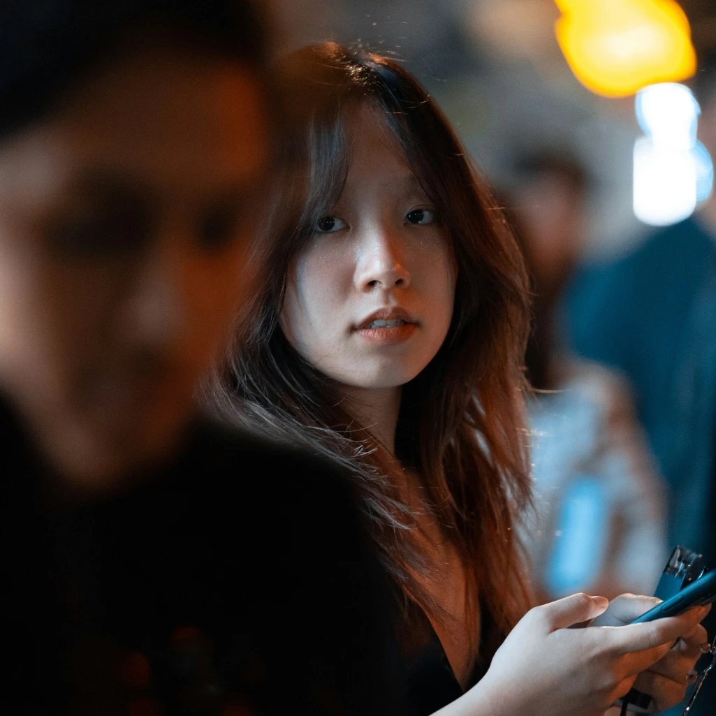 Η Ιαπωνία δεν σταματά να μας εκπλήσσει: Δημιούργησε χώρους κλάματος, όπου άνδρες βλέπουν ταινίες μαζί σου και σκουπίζουν ακόμα και τα δάκρυά σου