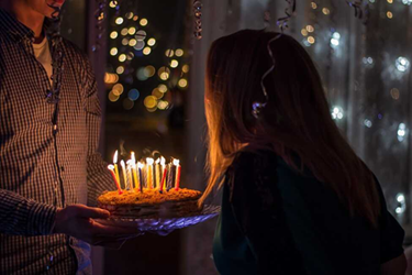 Γιατί σβήνουμε κεριά στα γενέθλια; – Ποια ευχή έλεγαν οι αρχαίοι Έλληνες